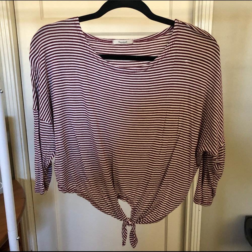 Striped 1/4 sleeve shirt.